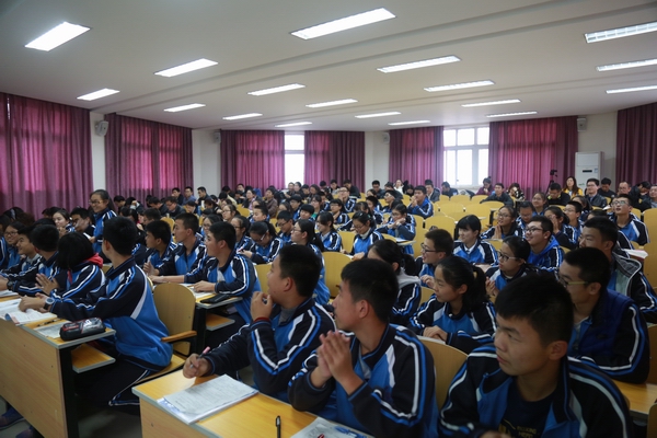 同学们在上示范课