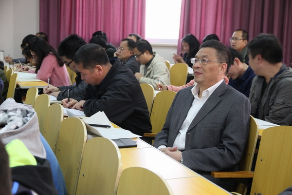 梁寅峰校长认真听课