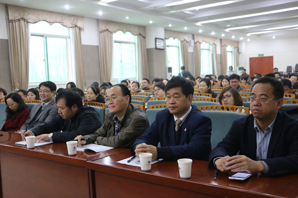 原郑州二中党委书记李留欣做报告