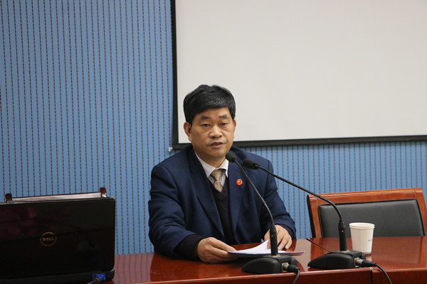 郑州十九中党委书记陈绍营做《党员教师在学校发展中应起六个方面的表率作用》专题讲座