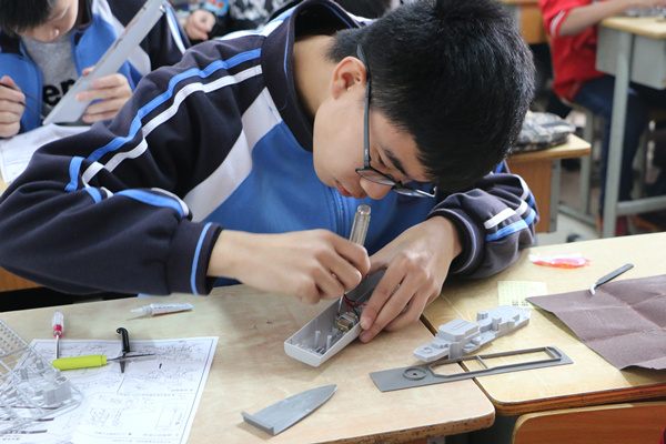 同学们一丝不苟认真比赛