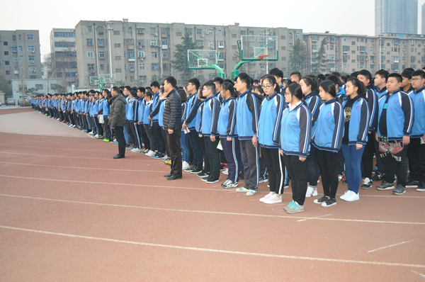 全体学生参加开学典礼