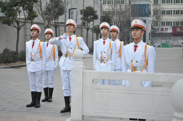 校男子国旗班执行开学典礼升旗任务