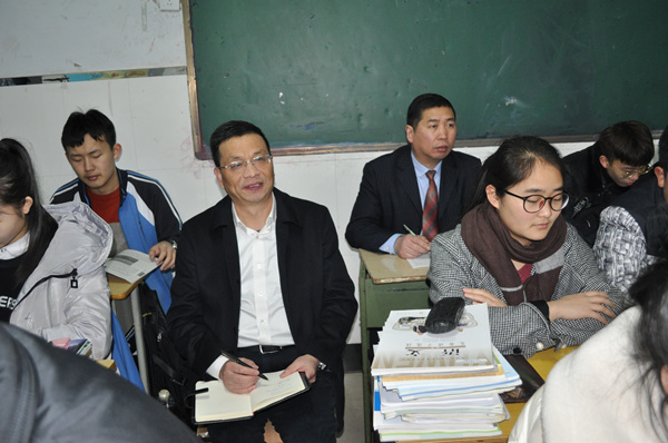 开学典礼后梁寅峰校长带领教学干部推门听课