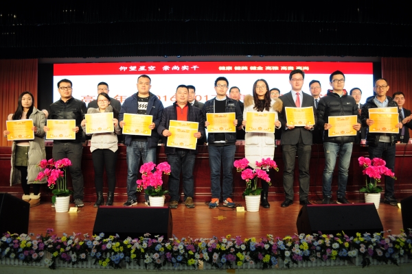 获奖班级班主任上台领奖