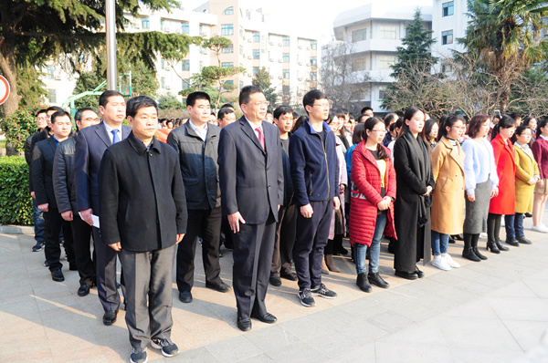 校长梁寅峰、党委书记陈绍营等学校领导及全体高三教师为孩子们鼓劲