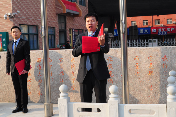 李伏庆副校长宣读表彰决定