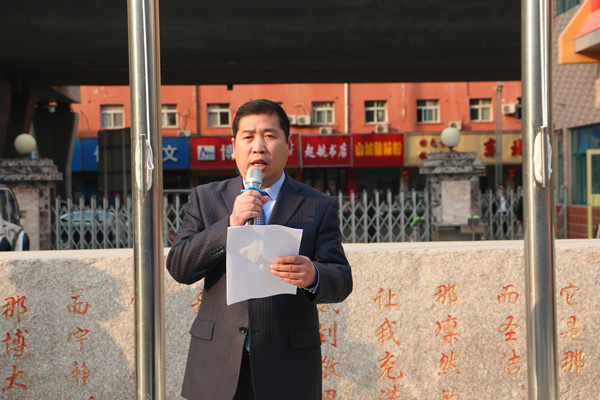 李伏庆副校长宣读表彰决定