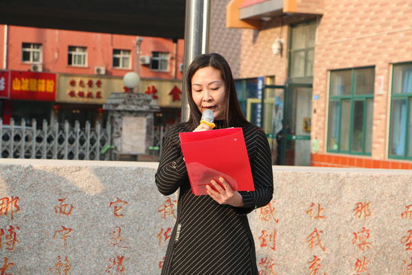 学生家长代表向孩子们送去祝福