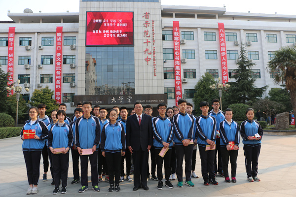 梁寅峰校长和部分获奖学生合影