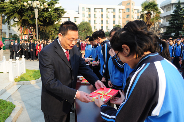 梁寅峰校长等领导向获奖学生及集体发奖