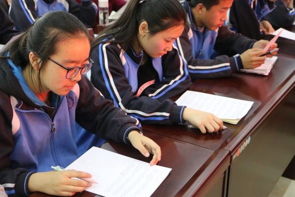 同学们认真填写选票