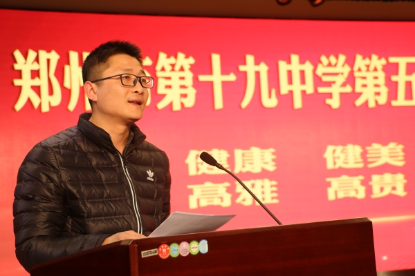 教务处副主任赵学文对同学们课程学业方面的提案进行答复