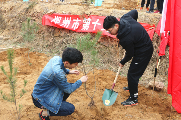 学校党员志愿者也参加到此次活动中来
