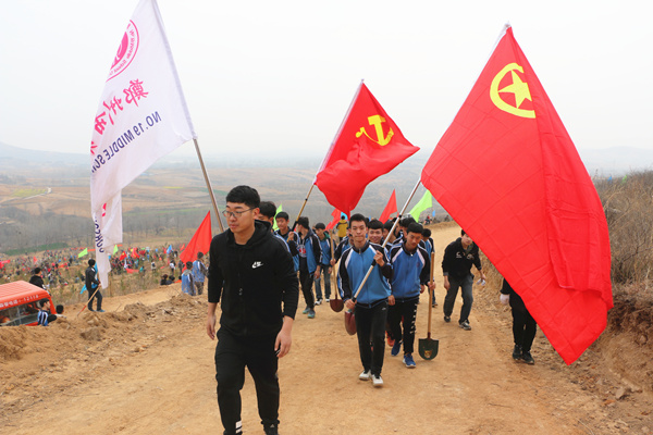 郑州19中党员志愿者和青年学生团员来到登封市开展植树活动