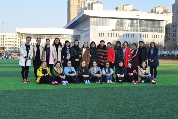 参加此次妇女节活动的女教师合影