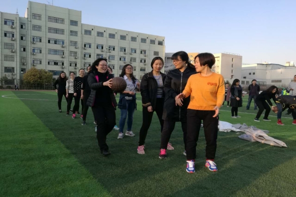 “海底传月”乐在其中