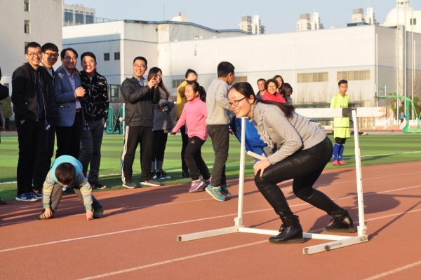 “障碍接力”各显神通
