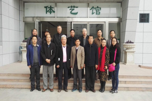 校友辅导员在新建体艺馆前合影