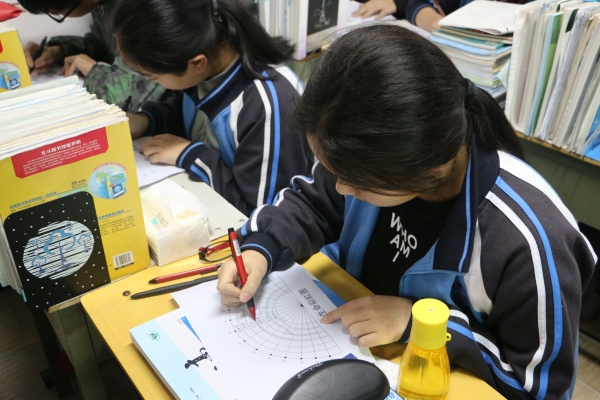 同学们在绘制生涯彩虹图