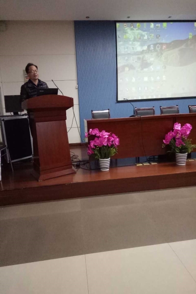 政治教研组组长夏老师做点评