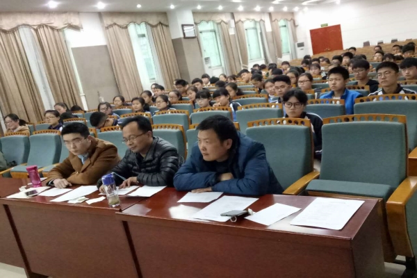 评委与学生认真聆听