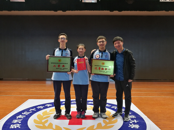 郑州十九中指导老师曹宁与获奖队员们合影