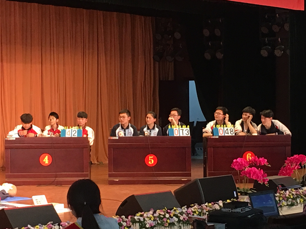 抢答环节选手们全神贯注