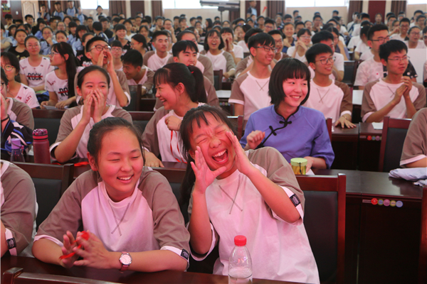 台下兴奋的同学们为自己班级呐喊助威