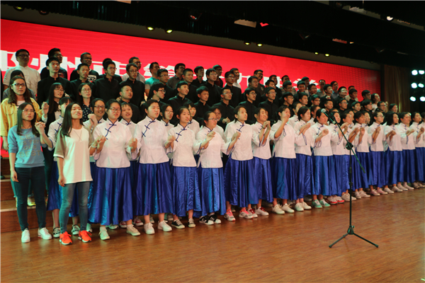 高一年级全体教师与同学们合唱《明天会更好》