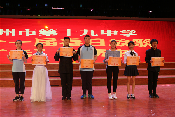 获得二等奖的班级合影留念