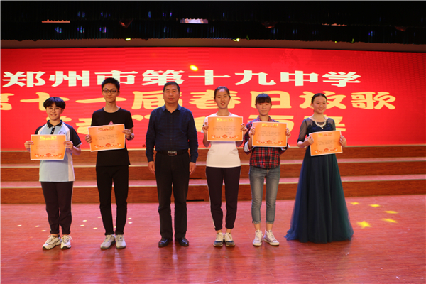 副校长李伏庆为获得一等奖班级颁奖