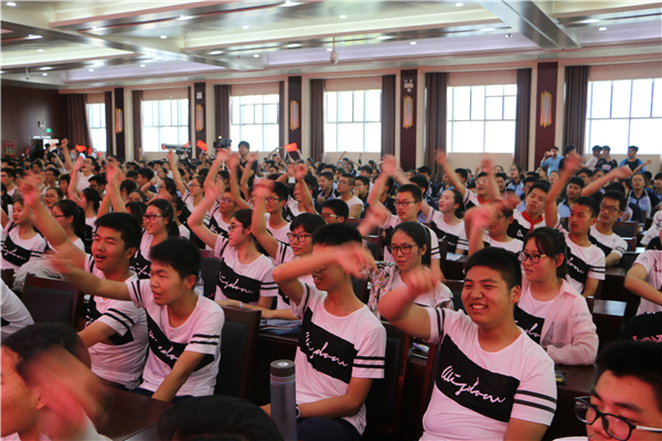 台下兴奋的同学们为自己班级加油助威