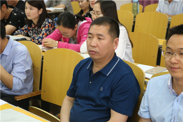 副校长李伏庆旁听本次班会展示