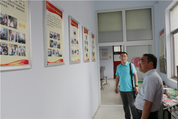 朱玉国副校长浏览社区文明宣传长廊