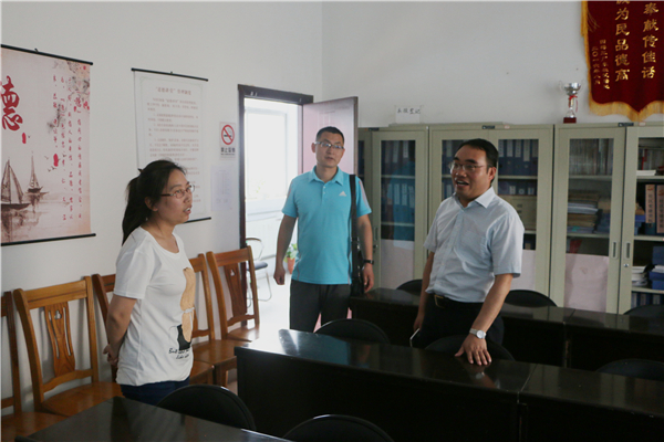 朱玉国副校长向社区工作人员了解社区文明创建的相关情况