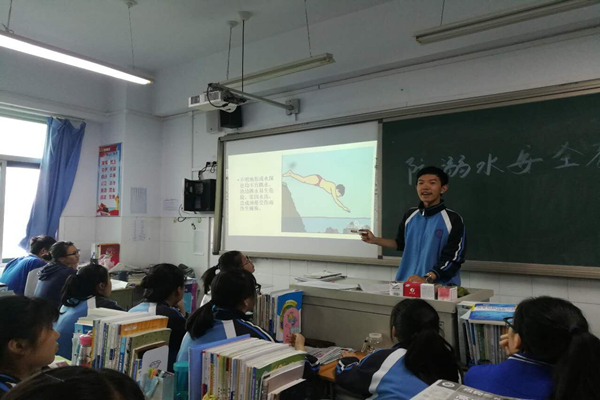 郭家宝同学作为主讲人主持本次班会