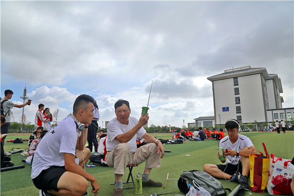 辅导老师张林进行赛前指导