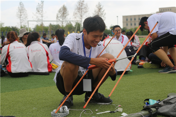 队员在赛前对测相机器校波