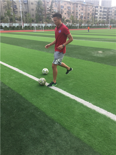 王敏进行动作示范