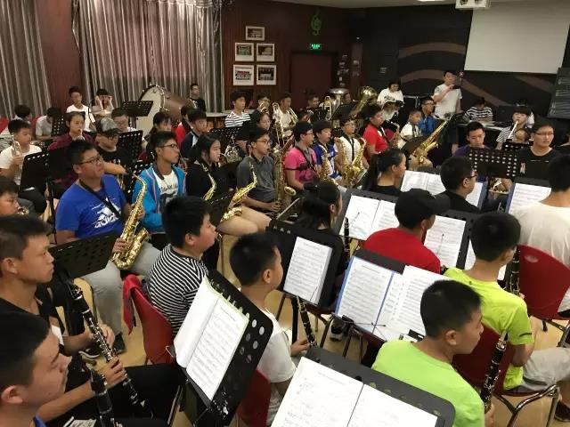 同学们在认真听课