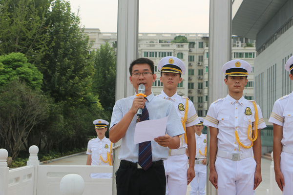 政教处潘冠华主任担任此次开学典礼主持