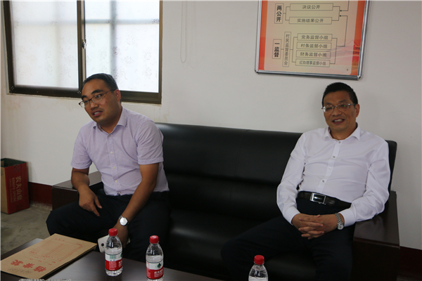 郑州19中梁寅峰校长、朱玉国副校长带领工作组来到南龙村