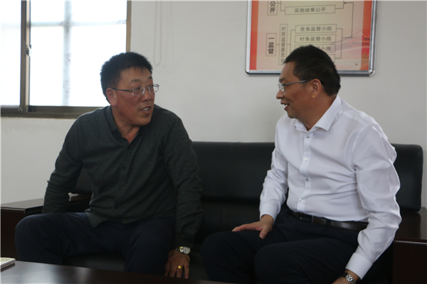 郑州19中梁寅峰校长与南龙村村支书蔡海森交流精神文明合作意向