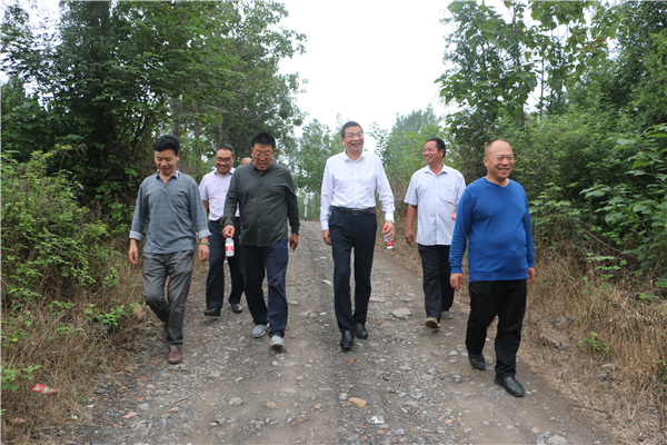 梁寅峰校长在村干部带领下参观南龙村