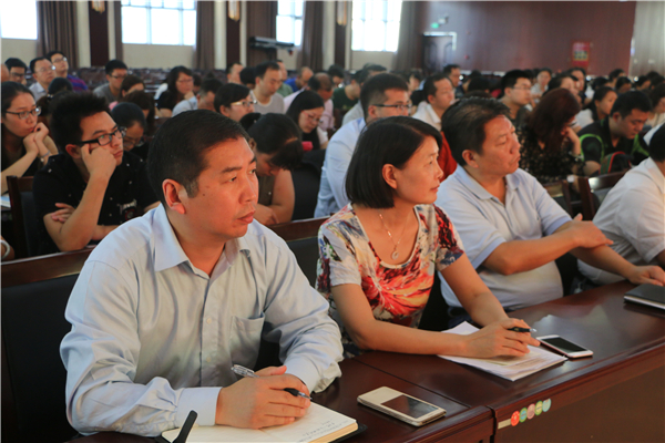 党员教师们在认真听课