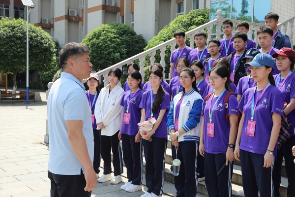 郑州市教育局三级调研员花林昌为伟德betvlctor官网入口星空合唱团学生加油鼓劲_副本 郑州市教育局三级调研员花林昌为伟德betvlctor官网入口星空合唱团学生加油鼓劲_副本