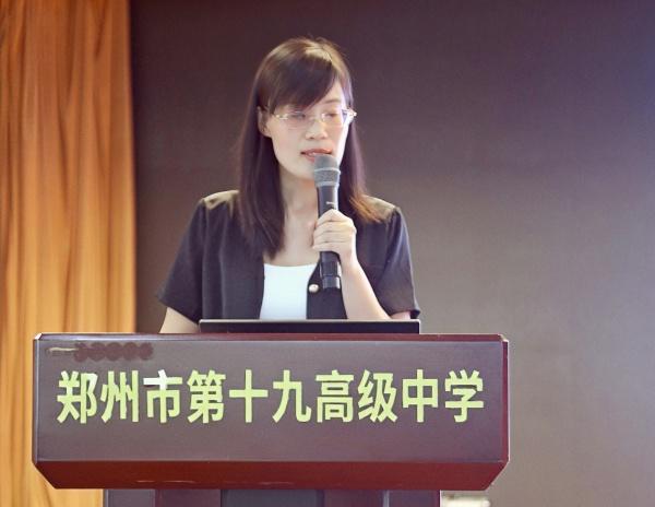 郑州龙湖一中教研组长刘丰玲进行经验交流_副本1 郑州龙湖一中教研组长刘丰玲进行经验交流_副本1