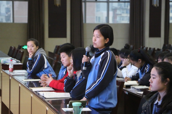 学生会干部就工作中遇到的问题进行提问