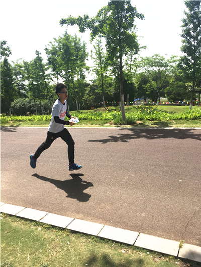 队员们在赛场上飞驰